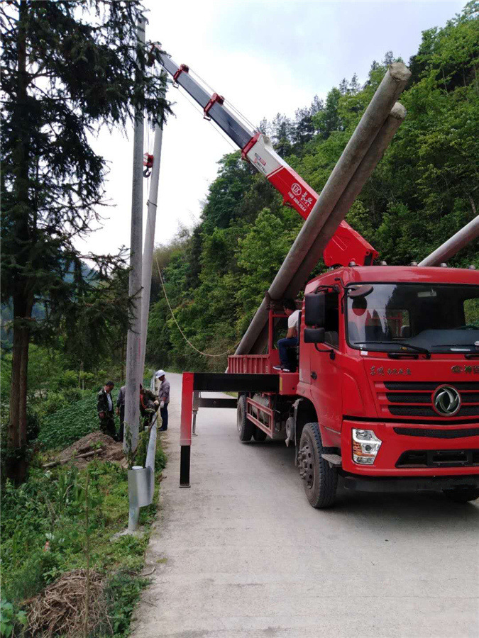 贵州毕节韦老板购买的长兴8吨随车吊拉电线杆实况