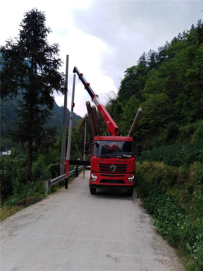 贵州毕节韦老板购买的长兴8吨随车吊拉电线杆实况